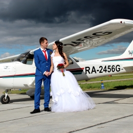 Хотите, чтобы ваш свадебный кортеж запомнили? Прокатите невесту на самолете!